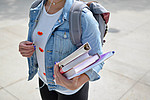 Studierende mit Büchern